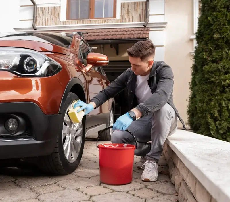 Lavage auto à domicile Bach : professionnel intervenant sur un véhicule